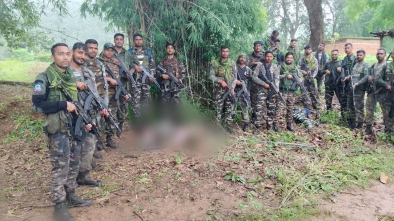 26 July Top News o Jharkhand: झारखंड के गुमला में पुलिस और नक्सलियों के बीच बड़ी मुठभेड़ हुई। इस मुठभेड़ में गुमला पुलिस ने 3 नक्सलियों को ढेर कर दिया।