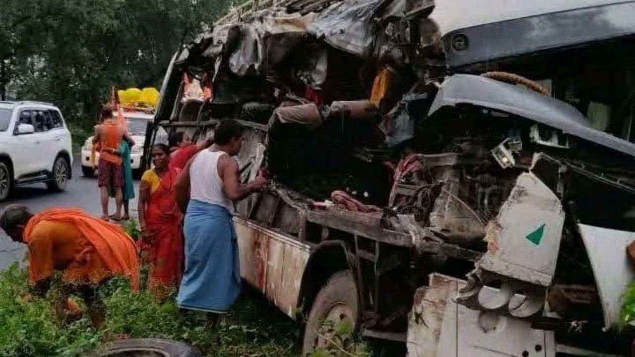Accident in Deoghar Jharkhand: झारखंड के देवघर में मंगलवार सुबह एक बड़ा और दर्दनाक हादसा हो गया। कावड़ियों को ले जा रही बस और ट्रक की भीषण टक्कर हो गई।