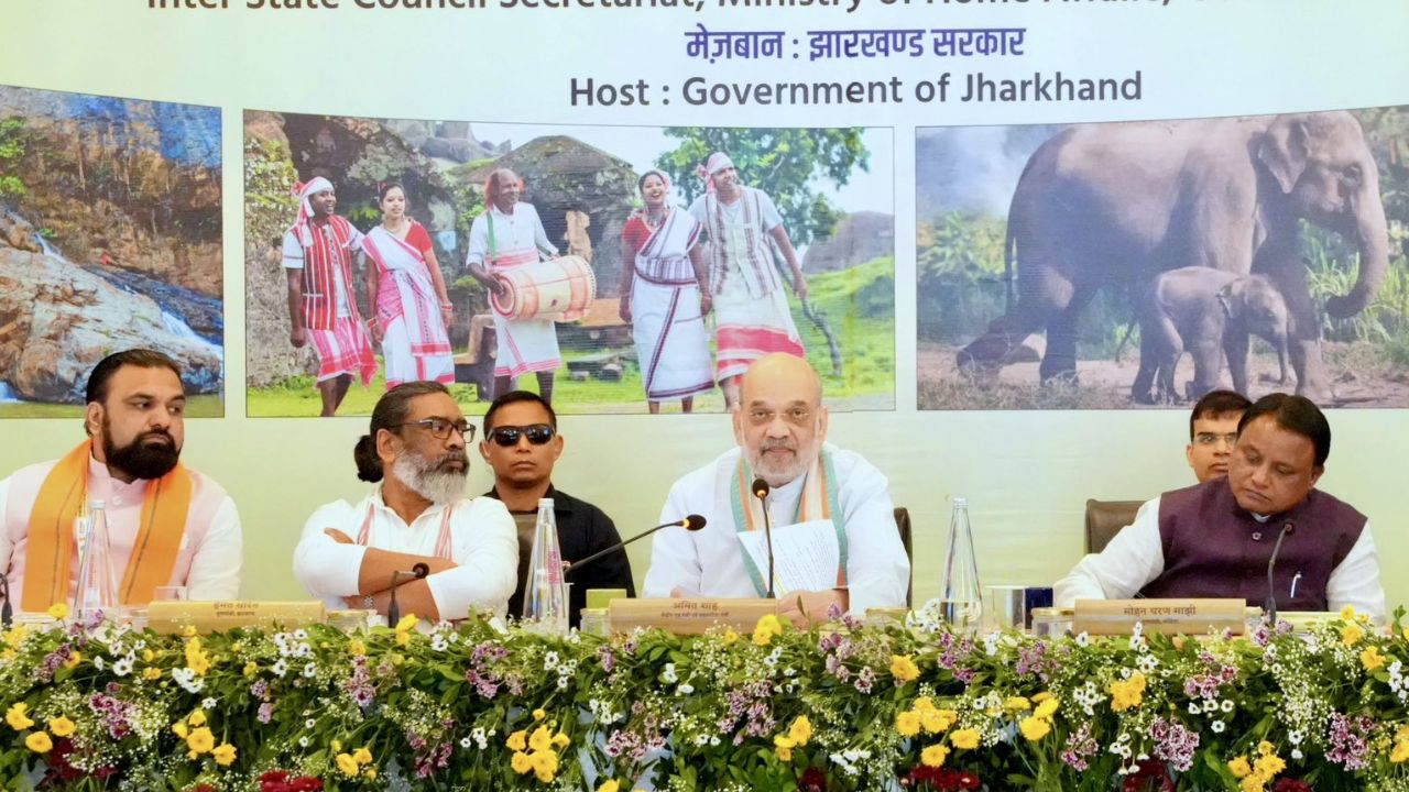 27th Eastern Zonal Council meeting: केंद्रीय गृह मंत्री अमित शाह आज (10 जुलाई) को झारखंड के रांची में 27वीं पूर्वी क्षेत्रीय परिषद की बैठक में शामिल हुए। अमित शाह ने इस बैठक की अध्यक्षता की।