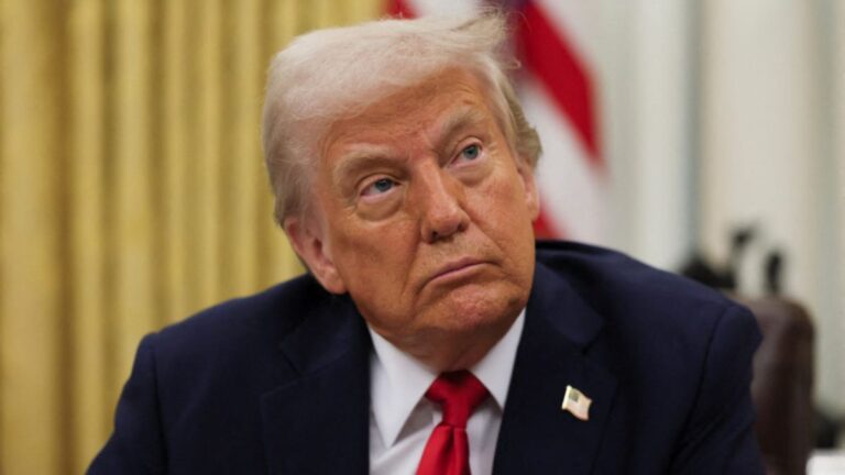 Iran Death Threat to Donald Trump : अमेरिकी राष्ट्रपति डोनाल्ड ट्रंप अब ईरान के निशाने पर आ गए है। ईरान ने ट्रंप को लेकर बड़ी बात कह दी, जो अंतर्राष्ट्रीय स्तर पर हंगामा खड़ा कर सकती है।