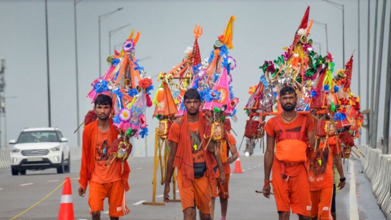 Kanwar Yatra 2025: सावन में कांवड़िए क्यों पहनते हैं भगवा कपड़े? जानें धार्मिक और आध्यात्मिक कारण