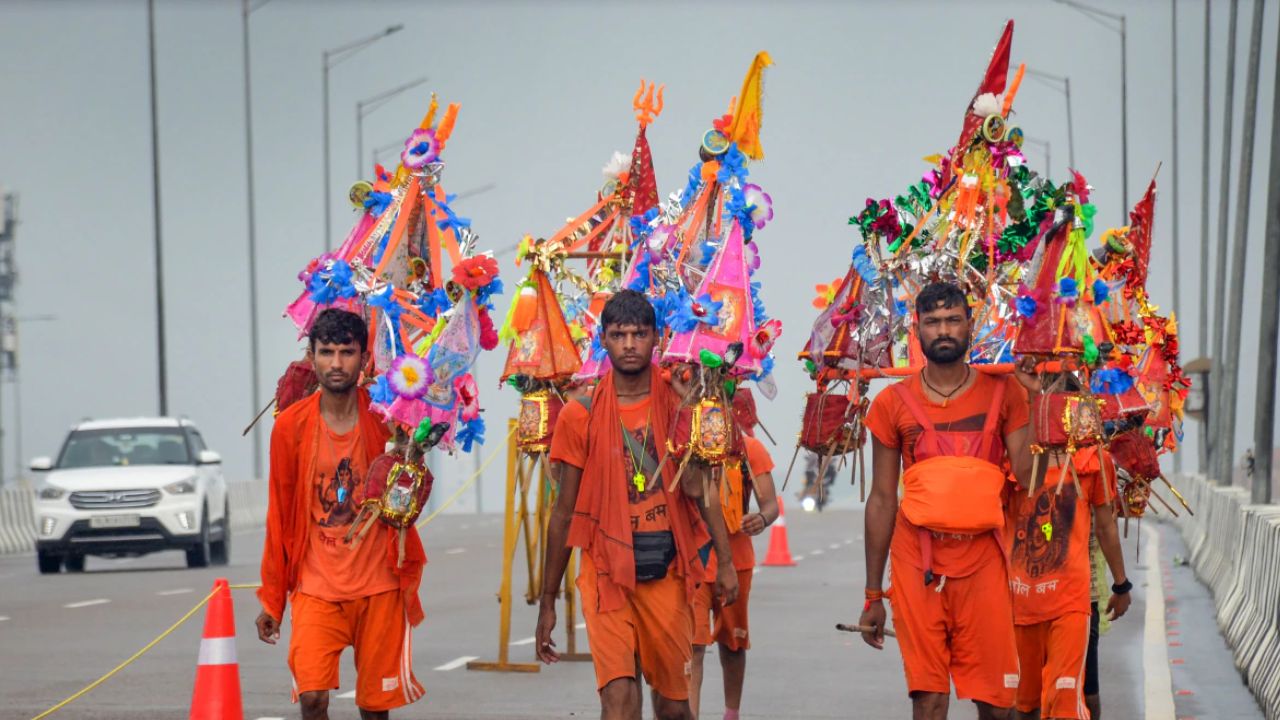 Kanwar Yatra 2025: सावन में कांवड़िए क्यों पहनते हैं भगवा कपड़े? जानें धार्मिक और आध्यात्मिक कारण