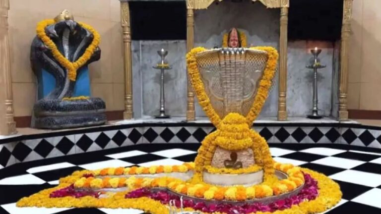 Nag Panchami 2025: क्यों बनाई जाती है मुख्य द्वार पर नाग देवता की आकृति? जानिए धार्मिक और ज्योतिषीय कारण
