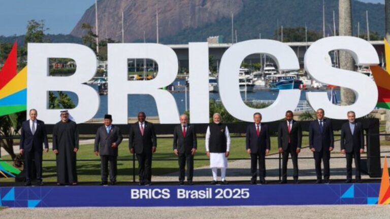 PM Narendra Modi at BRICS: प्रधानमंत्री नरेंद्र मोदी ने अन्य नेताओं के साथ रियो डी जेनेरियो में 17वें स्वतंत्रता दिवस समारोह में पारंपरिक पारिवारिक फोटो सत्र में भाग लिया।