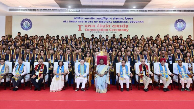 President Droupadi Murmu in Jharkhand: राष्ट्रपति द्रौपदी मुर्मू ने एम्स, देवघर के पहले दीक्षांत समारोह में छात्रों को सम्मानित किया। यहां पढ़ें राज्य की दिन भर की सभी बड़ी खबरें।