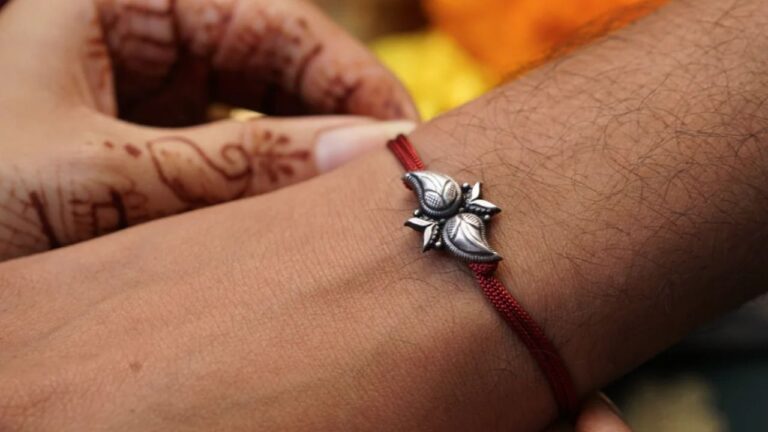 Raksha Bandhan 2025: धन-सुख और मानसिक शांति का सूत्र है चांदी की राखी, रक्षाबंधन पर करें ये उपाय