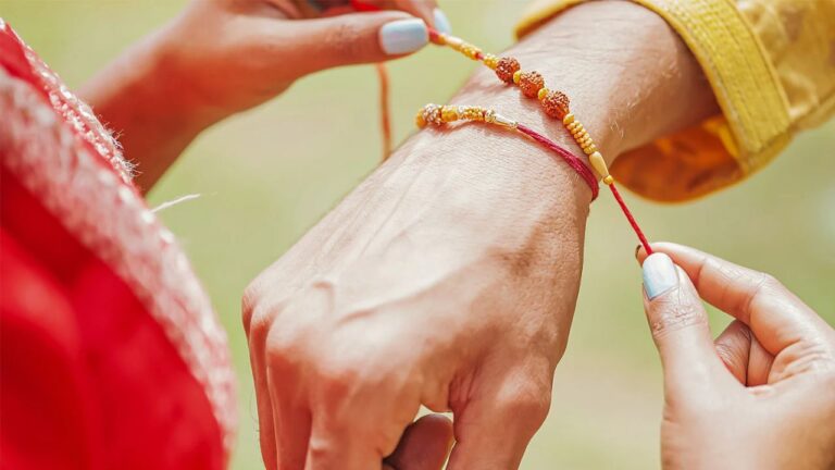 Raksha Bandhan 2025: भाई के लिए कौन-सी राखी है सबसे शुभ? जानिए ज्योतिष के अनुसार सही रक्षा सूत्र