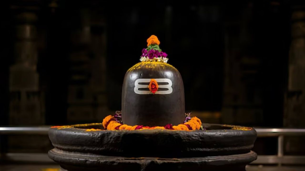 Sawan 2025 में किस रंग के कपड़े पहनना है शुभ और अशुभ? जानें पूरी लिस्ट