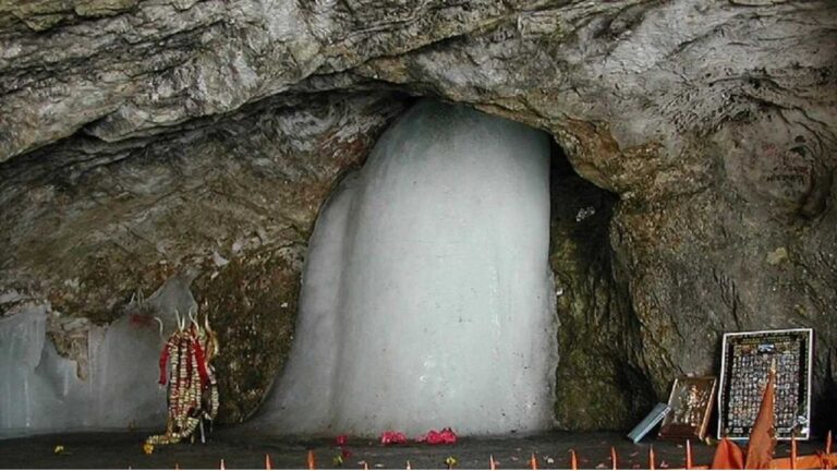 Amarnath Yatra: बाबा बर्फानी के पास से इन 6 चीजों को घर लाना नहीं भूलें, मिलेगा सुख-समृद्धि का आशीर्वाद