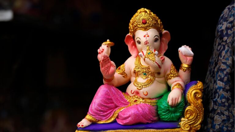 Ganesh Chaturthi: जानें गणपति स्थापना के सही वास्तु नियम और मूर्ति के पीछे दर्पण रखने का कारण
