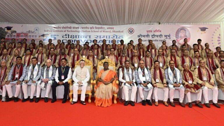 President Droupadi Murmu in Dhanbad: राष्ट्रपति द्रौपदी मुर्मू ने भारतीय प्रौद्योगिकी संस्थान (भारतीय खनन विद्यालय) धनबाद के दीक्षांत समारोह में भाग लिया।