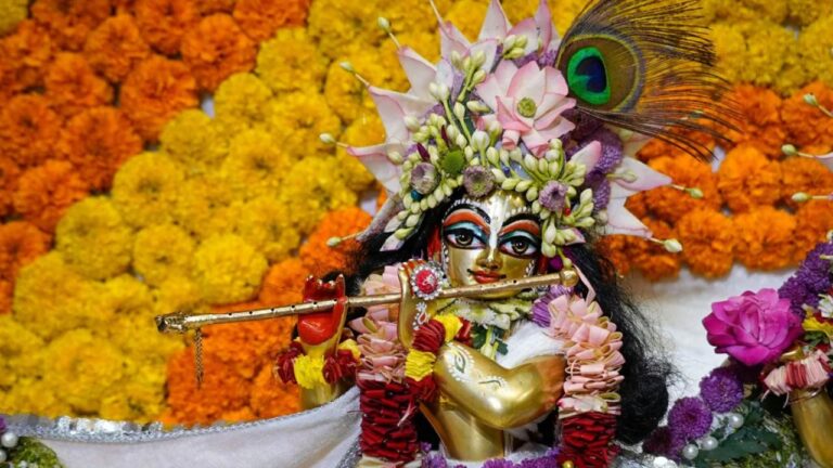 Krishna Janmashtami 2025: राशि अनुसार करें लड्डू गोपाल का श्रृंगार, जन्माष्टमी 2025 पर पाएं श्रीकृष्ण की असीम कृपा