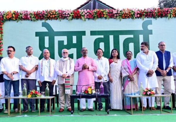 Ranchi Jharkhand Top News of 30 August: इंडिया ब्लॉक के उपराष्ट्रपति पद के उम्मीदवार न्यायमूर्ति बी. सुदर्शन रेड्डी रांची हवाई अड्डे पर पहुंचे।