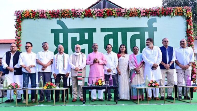 Ranchi Jharkhand Top News of 30 August: इंडिया ब्लॉक के उपराष्ट्रपति पद के उम्मीदवार न्यायमूर्ति बी. सुदर्शन रेड्डी रांची हवाई अड्डे पर पहुंचे।