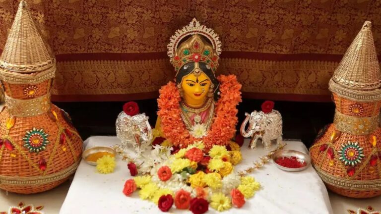Varalakshmi Vrat 2025: 8 अगस्त को रखें वरलक्ष्मी व्रत, मिलेगी धन, संतान और सौभाग्य की शुभकामनाएं